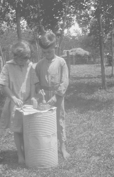 1922_Marion_Herb_making_pie