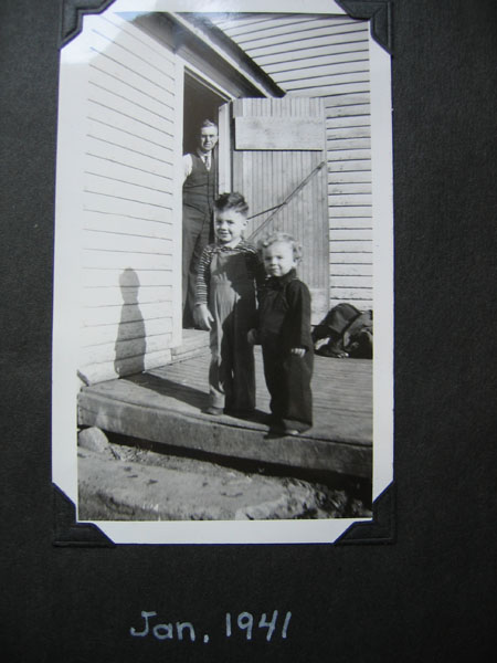 1941_01_GrandpaKahnke_w_Bernard_and_Leo