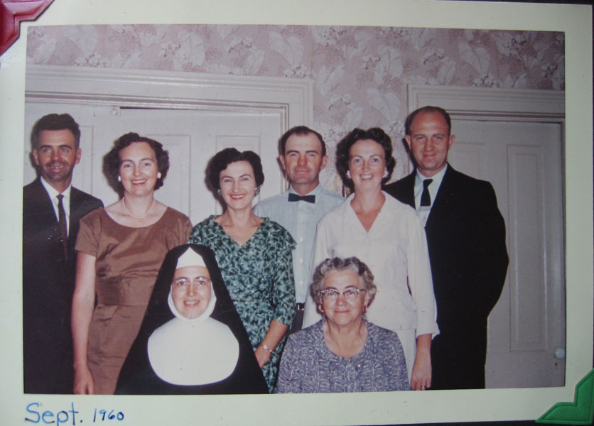 1960_09_Lucille_w_Mother_and_all_siblings