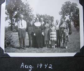 1942_08_VinceSr_and_Mary_Kahnke_w_their_7_kids