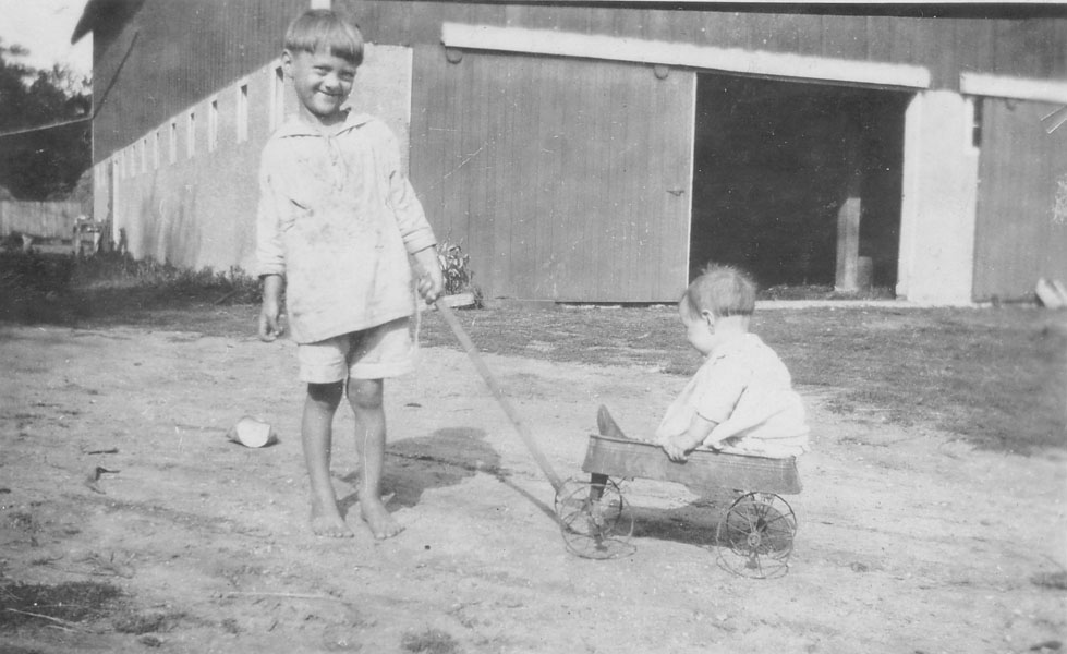 1925_Gene_w_Mary_in_wagon