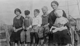 1922 Edith and boys